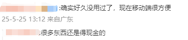 环卫工人清扫落叶 保养都市生态整洁